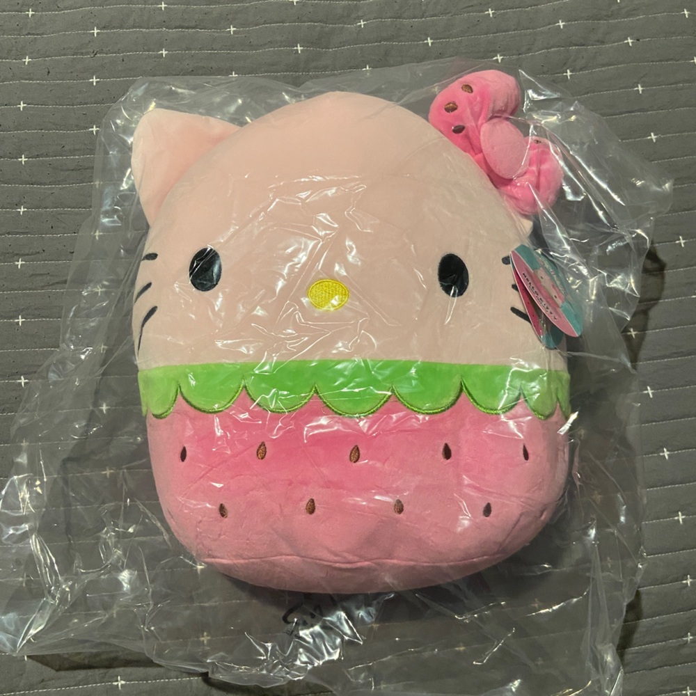 Limited edition Hello Kitty 🍓 - Picture 3 of 5